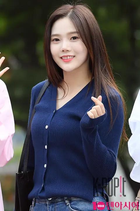OH MY GIRL, Hyojung — Music Bank Arrival