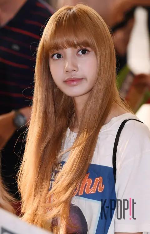 BLACKPINK, Lisa — Airport