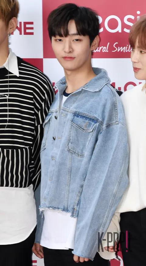 Wanna One, Yoon Ji-sung — Chika Chika PLAY Photocall
