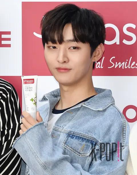 Wanna One, Hwang Min-hyun 2 — Chika Chika PLAY Photocall