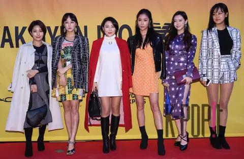 Group — Gwak Hyunju Collection 2019 SS Off-Show — 2018-10-24