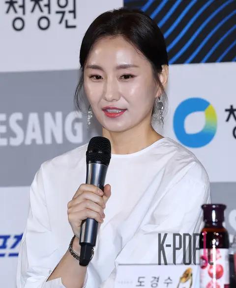 Kim So-jin 1 — 39th Blue Dragon Film Awards Handprinting