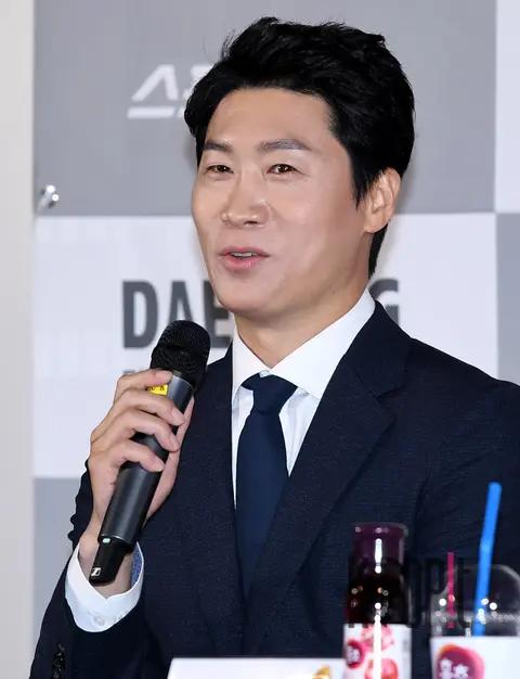 Jin Sun-gyu — 39th Blue Dragon Film Awards Handprinting