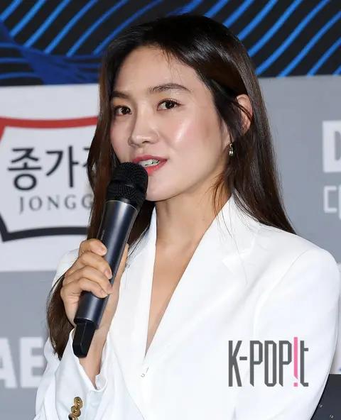 Choi Hee-seo 1 — 39th Blue Dragon Film Awards Handprinting