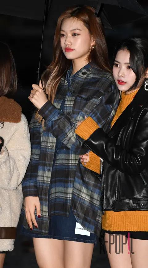 Weki Meki, Kim Do-yeon — Music Bank Arrival