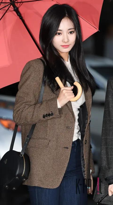 TWICE, Tzuyu (TWICE) — Music Bank Arrival