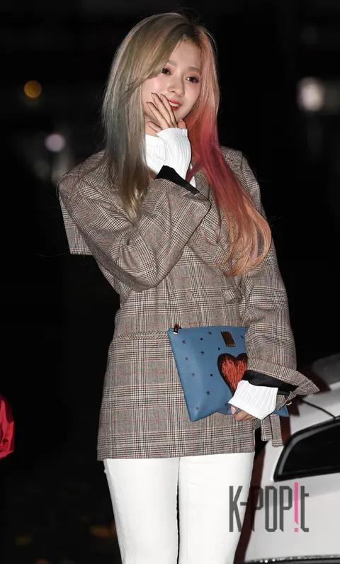 fromis_9, Lee Na-kyung — Music Bank Arrival