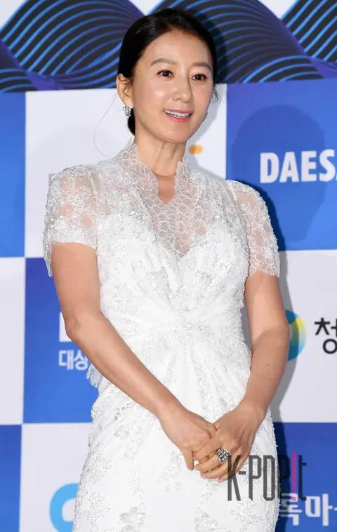 Kim Hee-ae — 39th Blue Dragon Film Awards Red Carpet