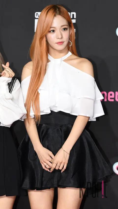 IZ*ONE, Lee Chae-young — Mama Red Carpet