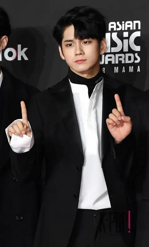 Wanna One, Ong Seong-wu — Mama Red Carpet