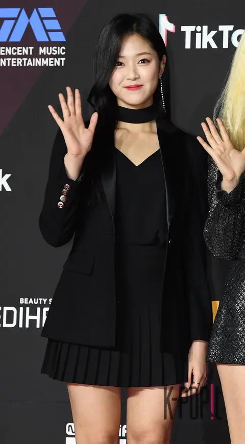 LOONA, Hyun-jin — Mama Red Carpet