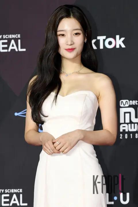 Jeong Chae-yeon — Mama Red Carpet