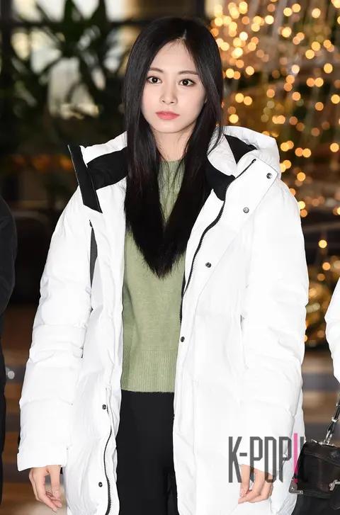 TWICE, Tzuyu (TWICE) — Airport