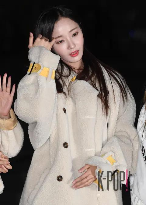 MOMOLAND, Yeon-u 1 — Music Bank Arrival