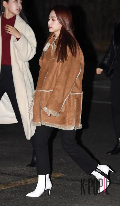 gugudan, Mina — Music Bank Arrival
