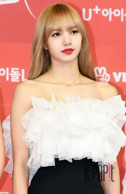 BLACKPINK, Lisa 1 — Golden Disc Awards Red Carpet
