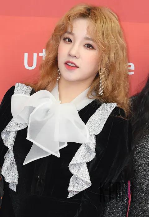 (G)I-DLE, Yuqi — Golden Disc Awards Red Carpet