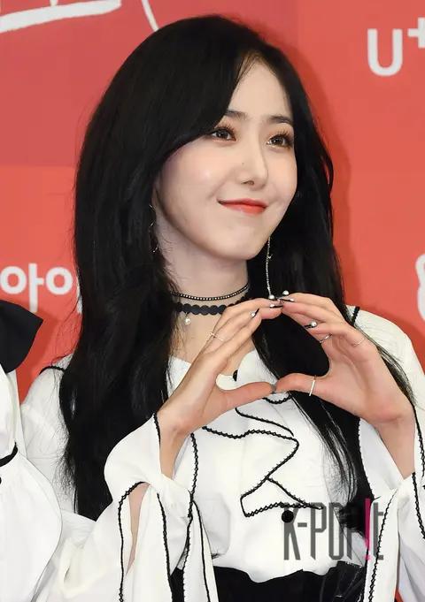 GFRIEND, Shinbi — Golden Disc Awards Red Carpet