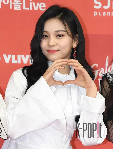 GFRIEND, Umji — Golden Disc Awards Red Carpet