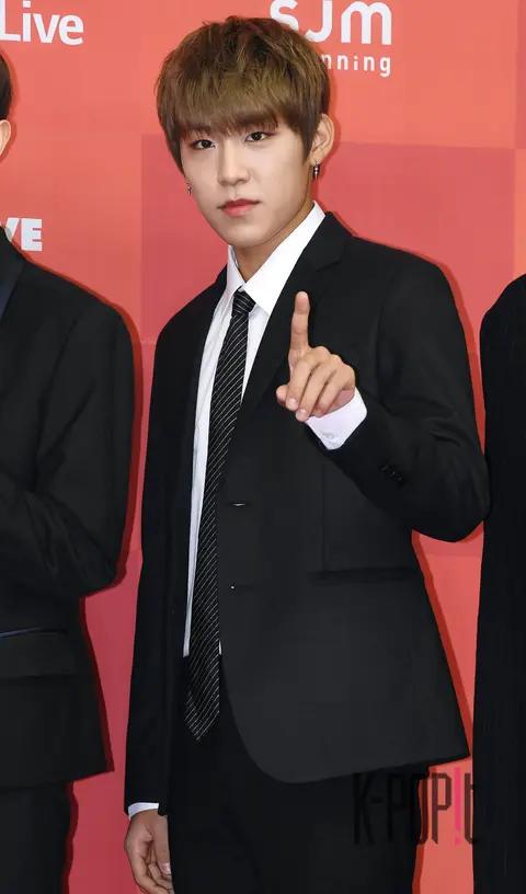 Wanna One, Park Woo-jin — Golden Disc Awards Red Carpet