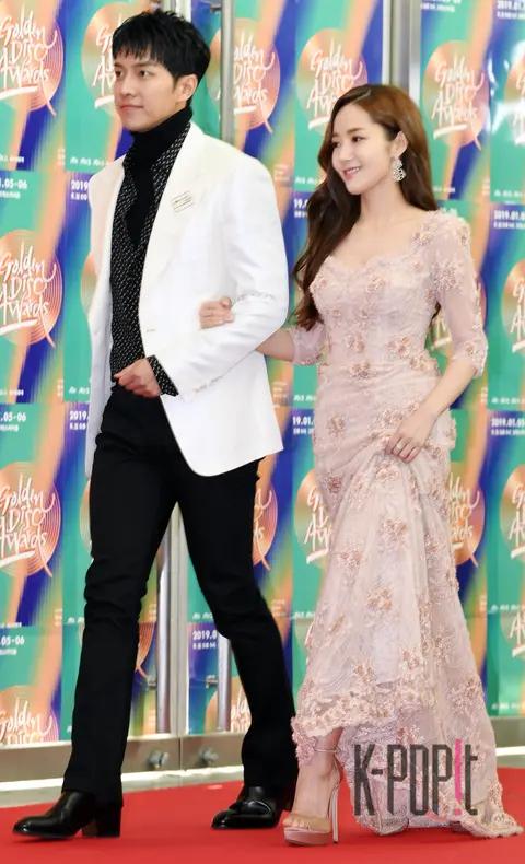 Lee Seung-gi, Park Min-young — Golden Disc Awards Red Carpet