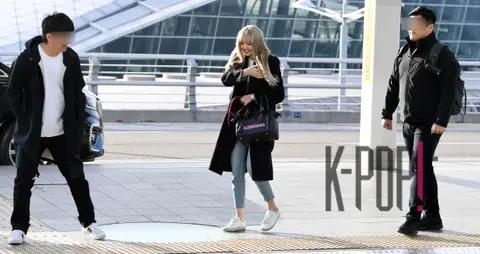 BLACKPINK, Lisa — Airport