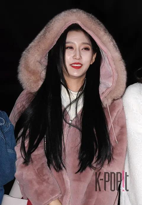 Lovelyz, Jung Ye-in — Music Bank Arrival