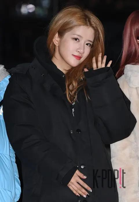WJSN, EXSY — Music Bank Arrival