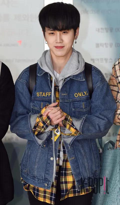 SEVEN O'CLOCK, Lee Sol — Airport