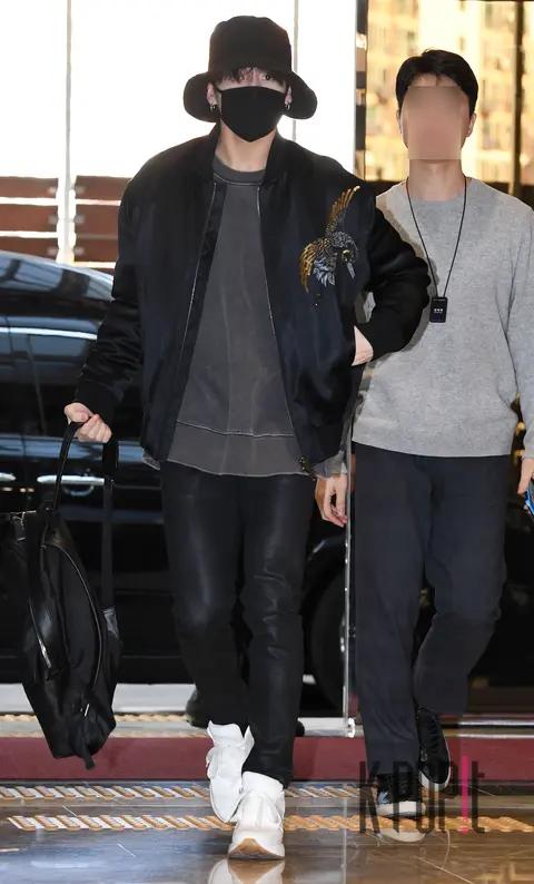 BTS, Jungkook — Airport