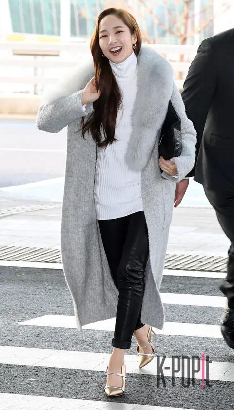 Park Min-young 3 — Airport