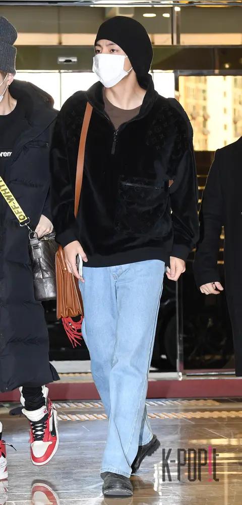 BTS, V — Airport