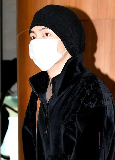 BTS, V 2 — Airport
