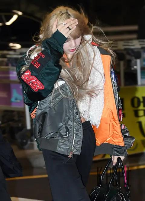 BLACKPINK, Lisa 1 — Airport
