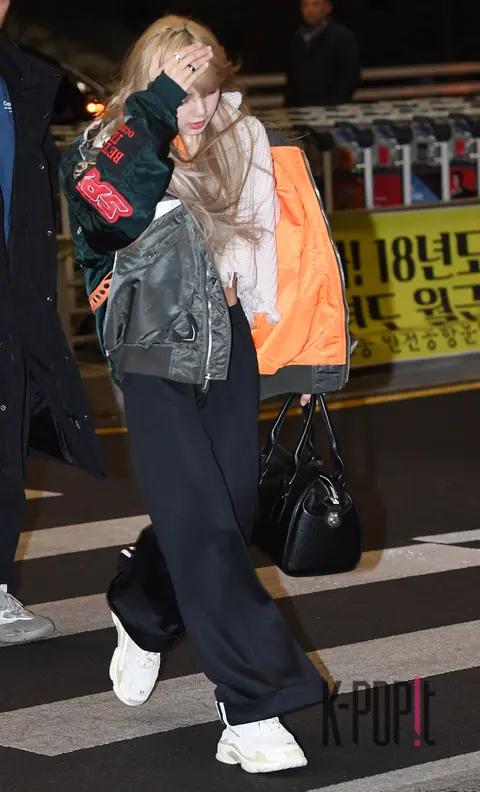 BLACKPINK, Lisa — Airport