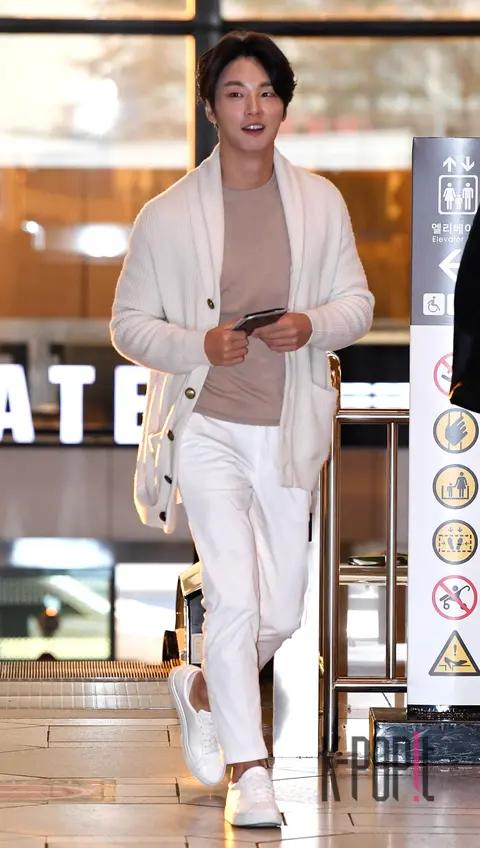 Yoon Si-yun — Airport