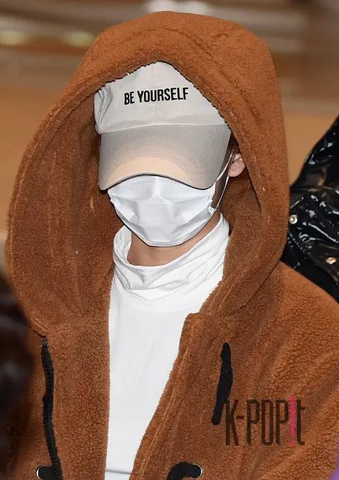 TWICE, Sana 1 — Airport