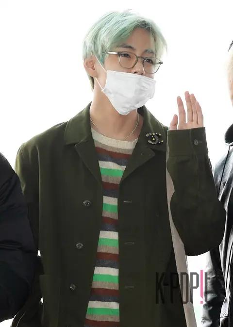 BTS, V 2 — Airport
