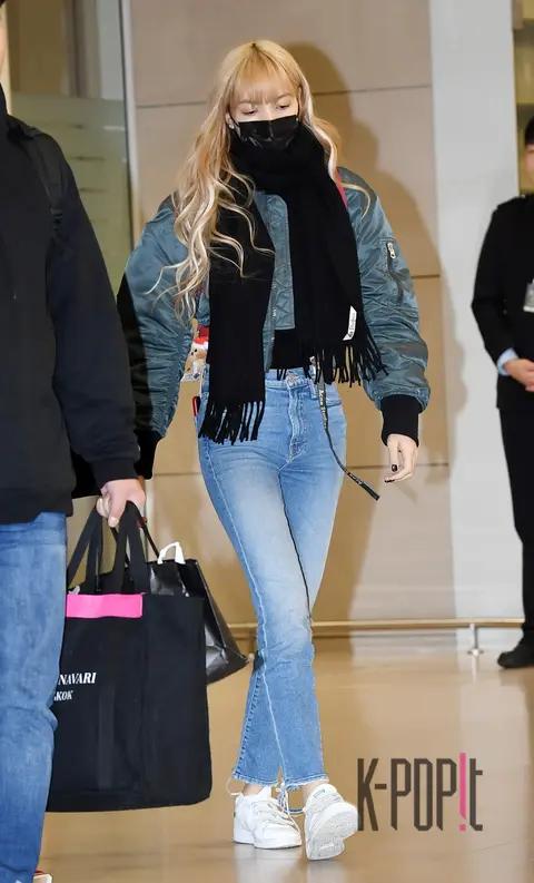 BLACKPINK, Lisa 1 — Airport