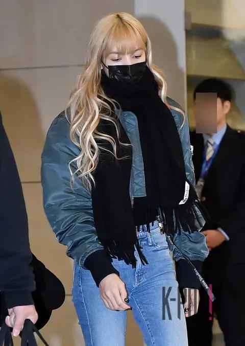 BLACKPINK, Lisa — Airport