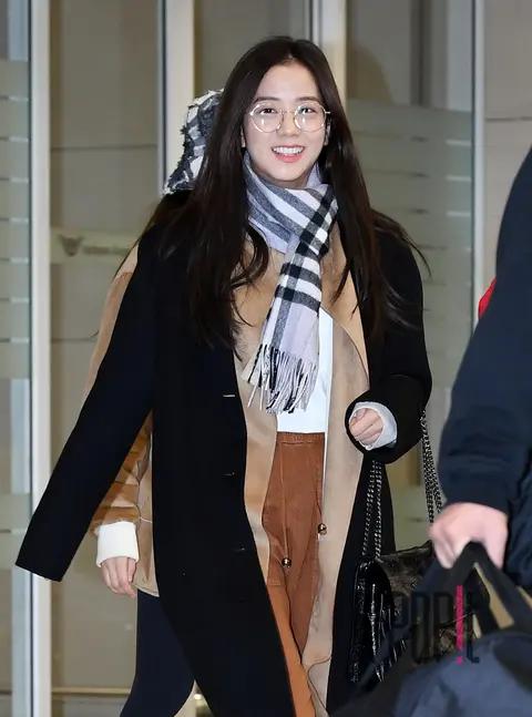 BLACKPINK, Jisoo (BLACKPINK) — Airport