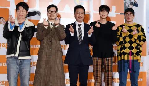 Group Photo 1 — Extreme Job Box Office Thank You