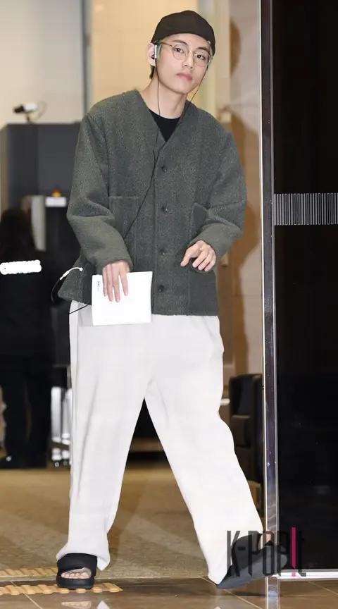 BTS, V — Airport