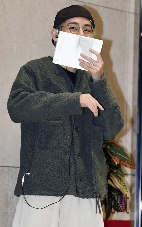 BTS, V 2 — Airport