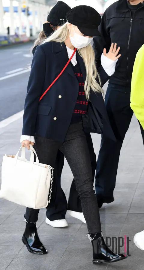 MAMAMOO, Moonbyul — Airport