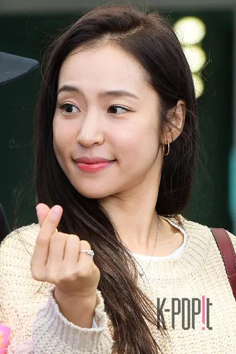 Miss Trot, Hong Ja — Airport