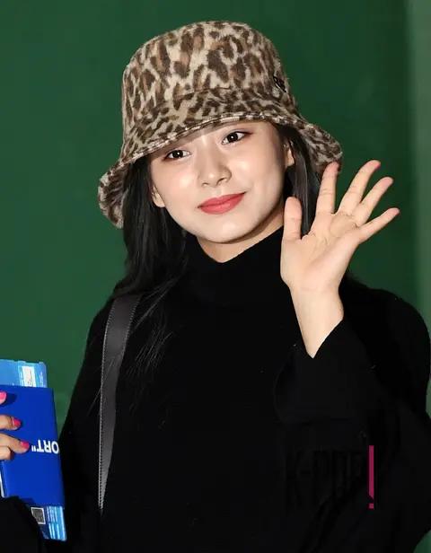 TWICE, Tzuyu (TWICE) — Airport