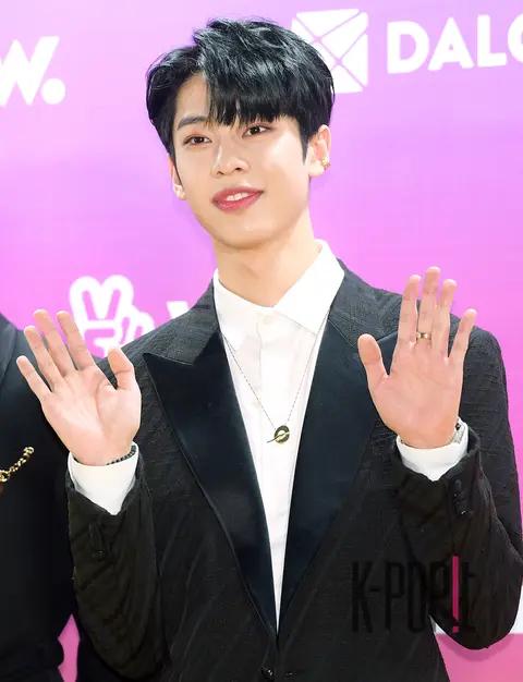 AB6IX, Kim Dong-hyun — 1st 2019 V LIVE Awards V Heartbeat