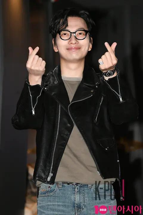 Lee Dong-hwi — Camellia Blooms Wrap Party