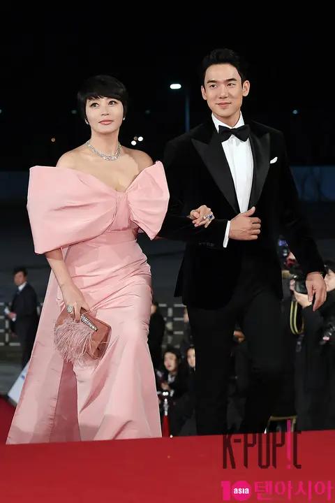 Kim Hye-soo, Yoo Yeon-seok — Blue Dragon Film Awards